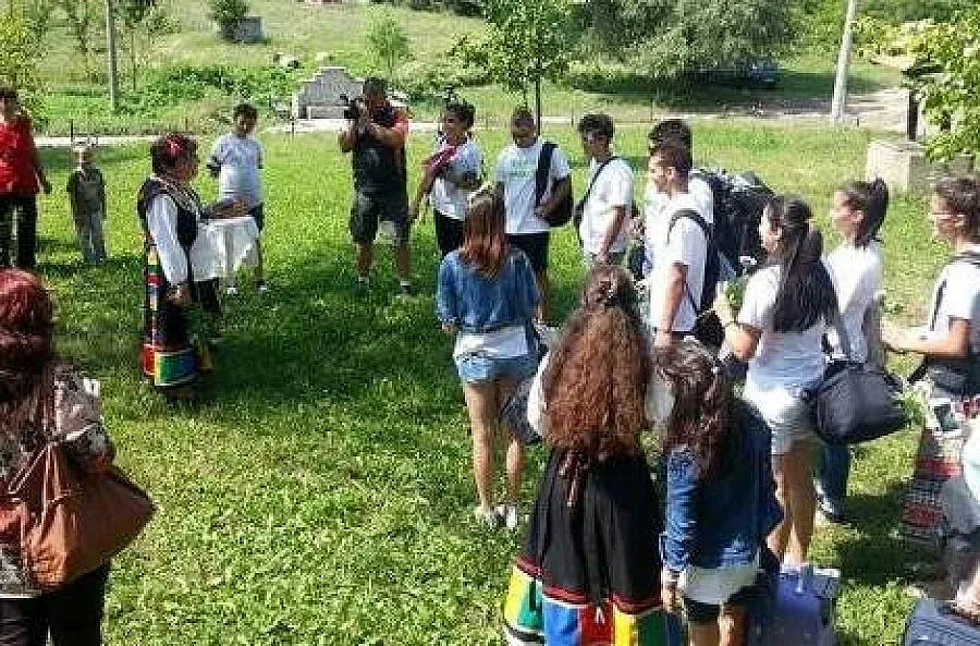 Тинейджъри станаха внучета "назаем"