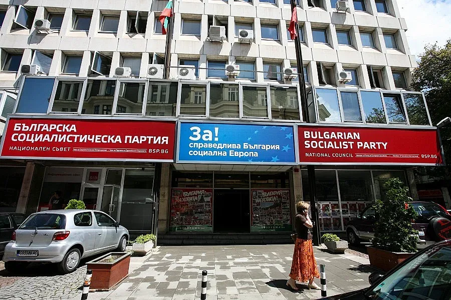 Ремонтират червените листи