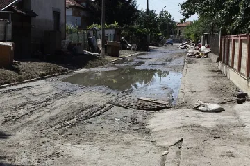 Кмет се поля с ледена вода, дари пари за Мизия 