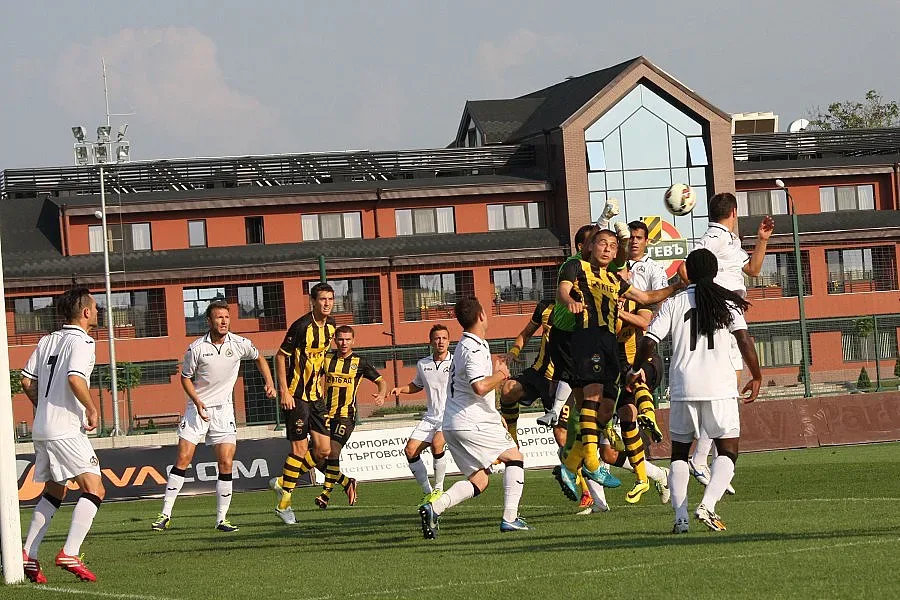 "Ботев" и буря отнесоха "Славия"