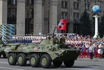 Парад в Киев, пленници в Донецк (ОБЗОР)