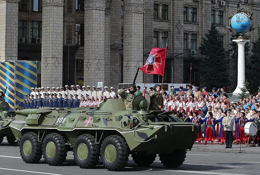 Парад в Киев, пленници в Донецк (ОБЗОР)