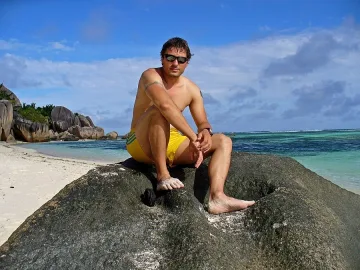 Местните носели Владо Карамазов 