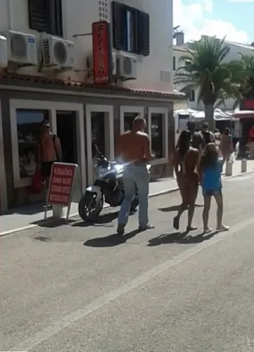 Курортистка само по тиранти смая хървати