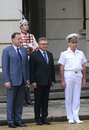 Министри в спор за армията