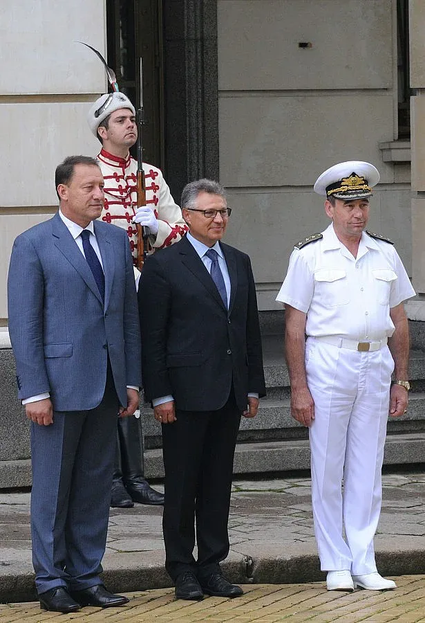 Министри в спор за армията