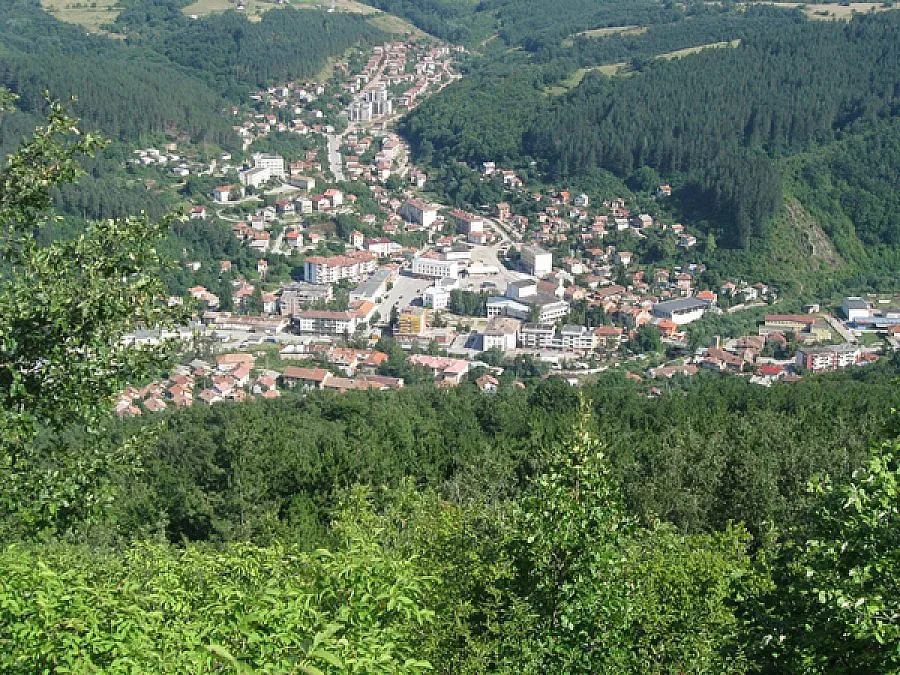 Туристи на сървайвър край тайни водопади