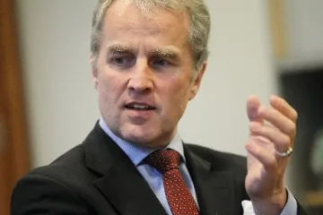 Посланик подправял паспорти на младини