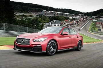 Червената вода се среща с Infiniti Q50 "Червената вода" 