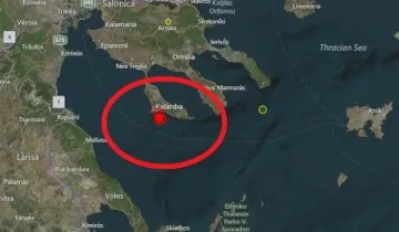 Туристи напълниха плажовете след трусовете в Гърция