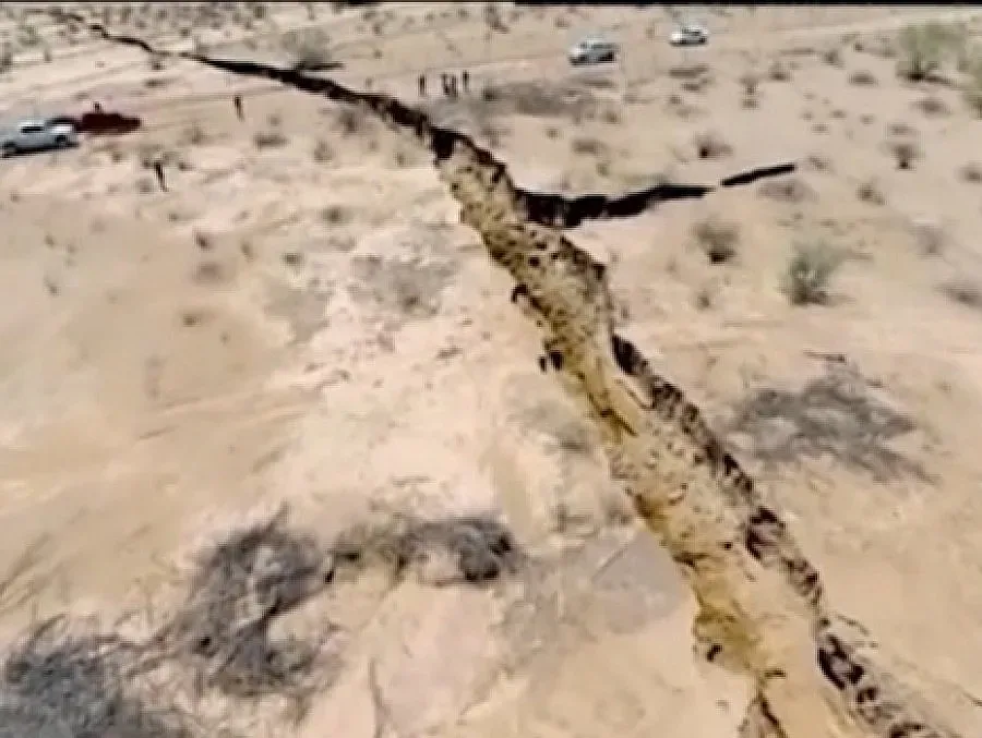 Земята в Мексико се разцепи, прекъсна магистрала