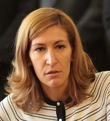 Дамска ръка върти волана на транспорта