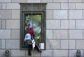 Харчим все повече за почистване и охрана