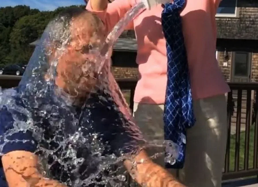 Буш-младши се изправи пред леденото предизвикателство (ВИДЕО)