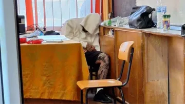 Пълна скука! Зам.-председател на избирателна комисия заспа