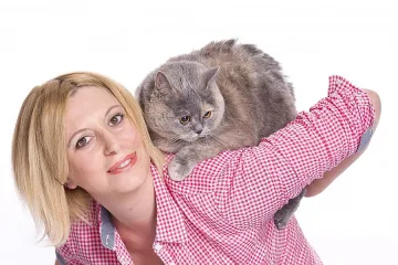 Котка рисува с лапи