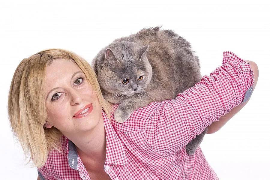 Котка рисува с лапи