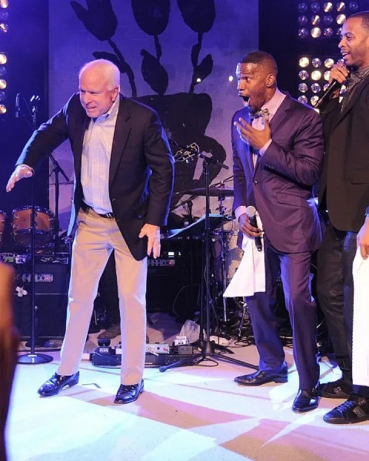 US сенатор танцува като робот (ВИДЕО)