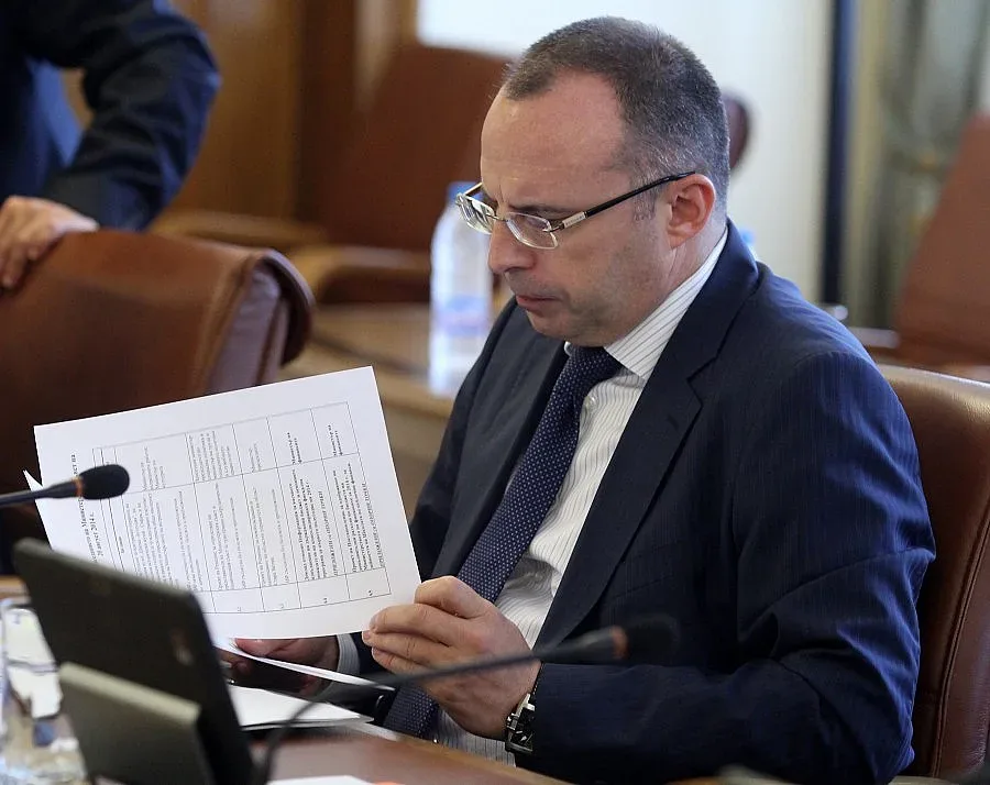 Държавният бюджет с 1 млрд. лева дупка