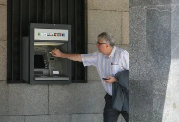 Повече от половината българи "нямат вяра" на банките