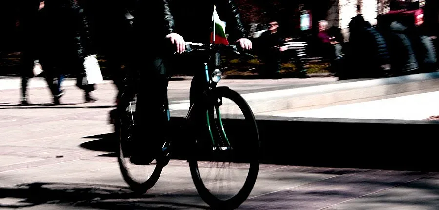 Колоездач почина на място след удар от кола