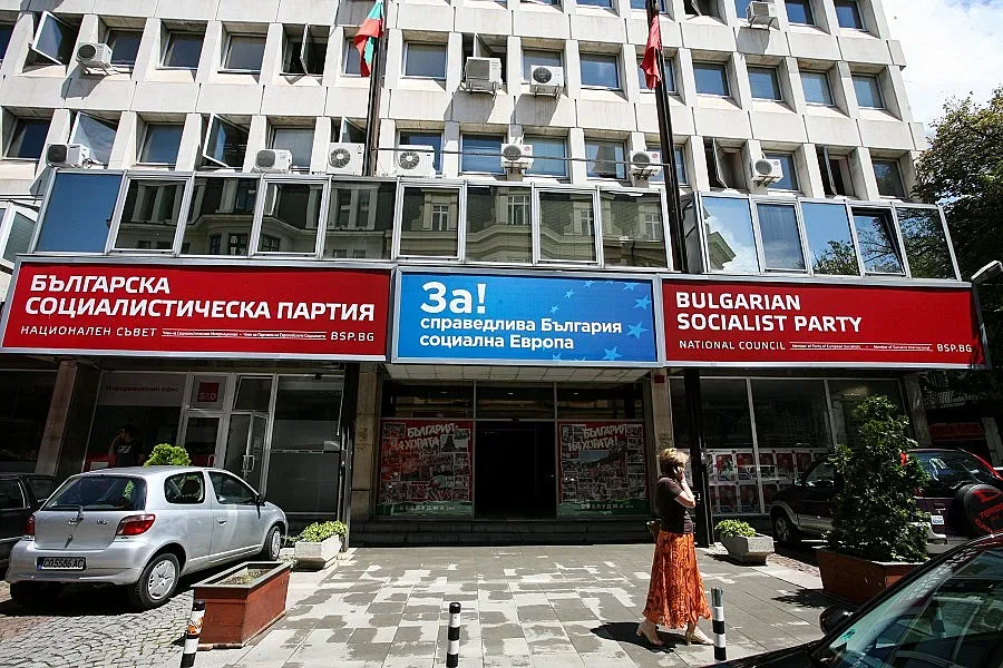 Червени пренареждат листите във Фейсбук