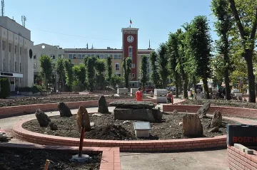 Подредиха тракийски долмен в центъра на Хасково 