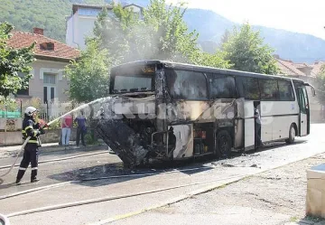 Автобус с работници се самозапали