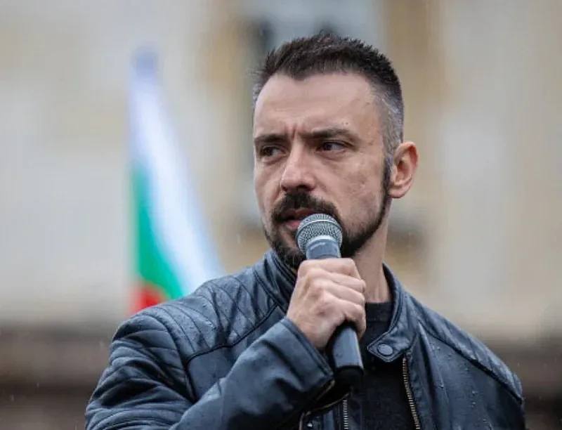 Кристиян Шкварек: Последният влак за системните партии