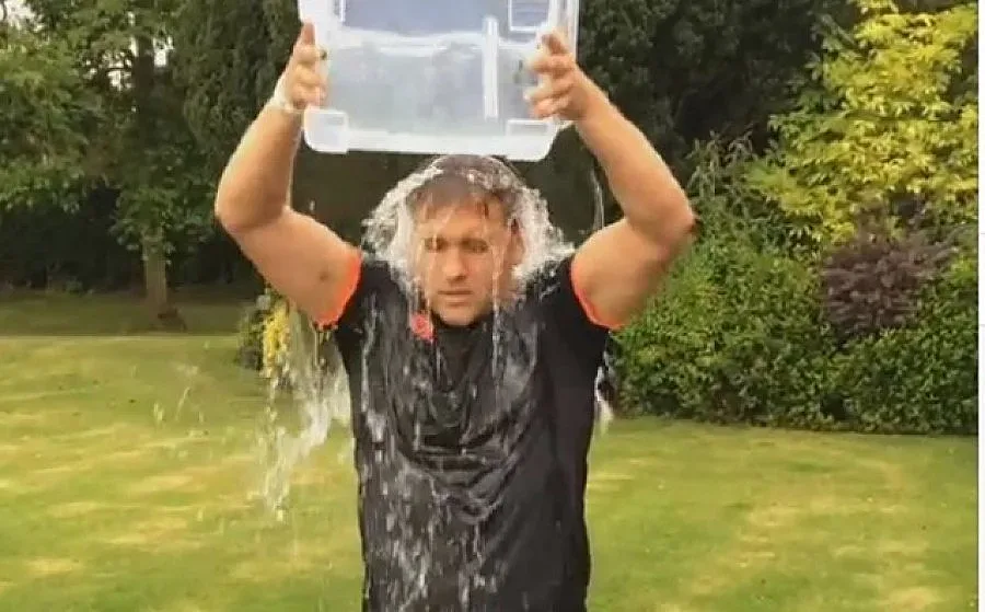 ВИДЕО: Стенли се включи в битката срещу АЛС с "Ледена кофа" 