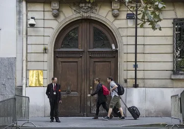 Нападнаха кортеж на принц в Париж (ОБЗОР)