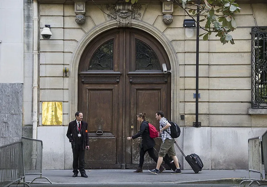 Нападнаха кортеж на принц в Париж (ОБЗОР)