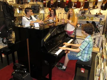 Наш пианист взриви мол в Атина с концерт