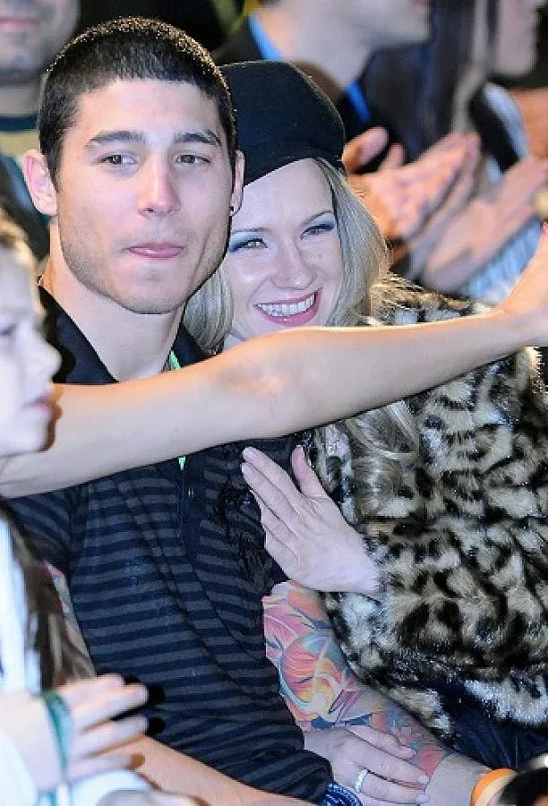 Лора Караджова чака момиче