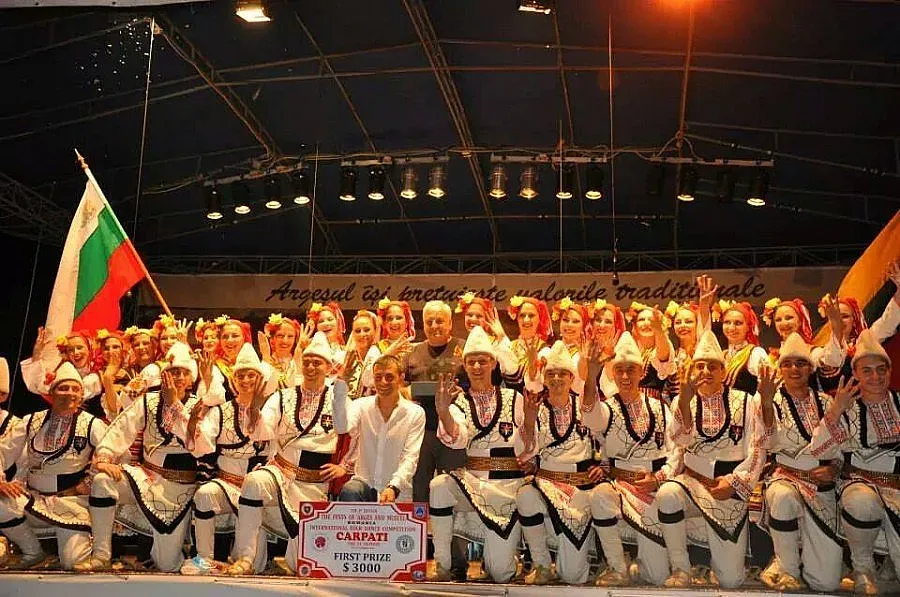 Фолклорен ансамбъл "София-6" грабна 1-ва награда в Румъния