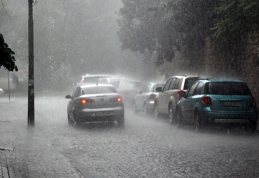 Паднали дървета и наводнени къщи от дъжда в Сливен