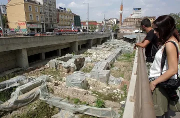 Ларгото се руши