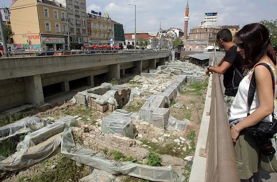 Ларгото се руши