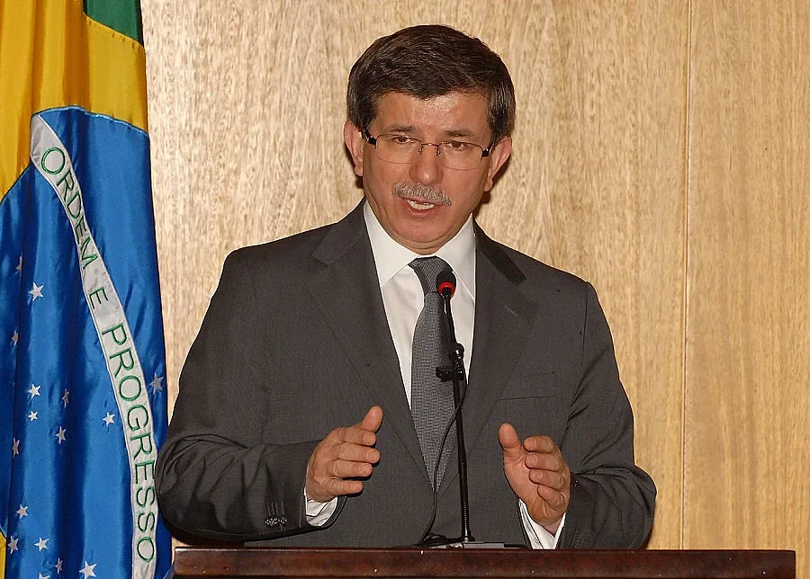 ПСР подкрепя външния министър Давутоглу за премиерския пост