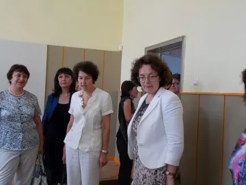 Министър Коларова призова издателите да помогнат на пострадалите деца