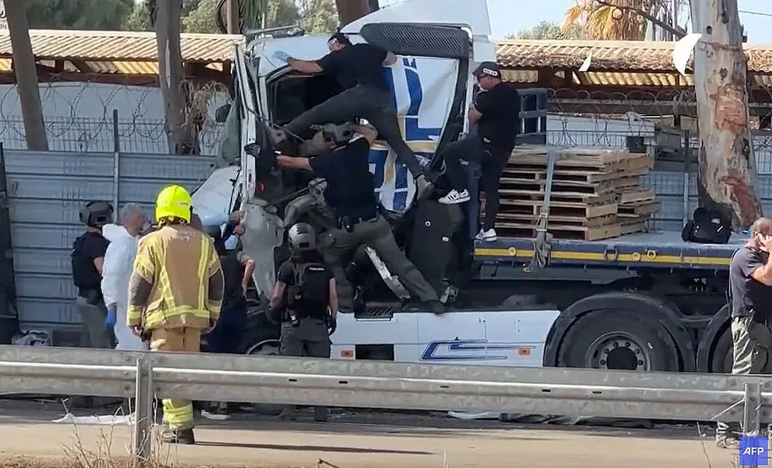 Голяма трагедия в Израел! Камион помете хора на автобусна спирка