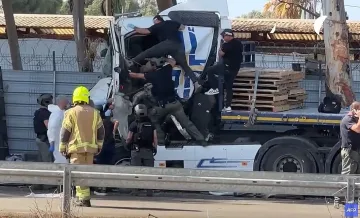 Голяма трагедия в Израел! Камион помете хора на автобусна спирка