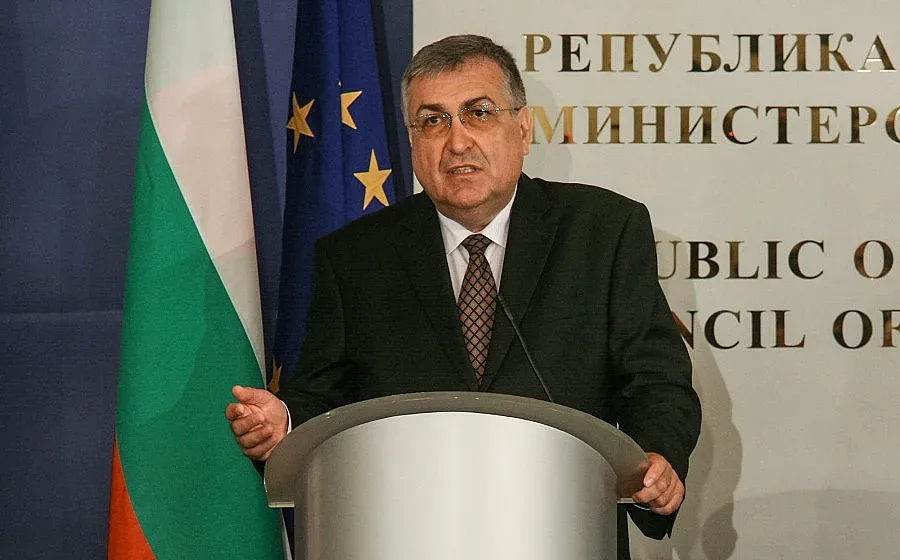 До месец министрите напускат фондации и фирми