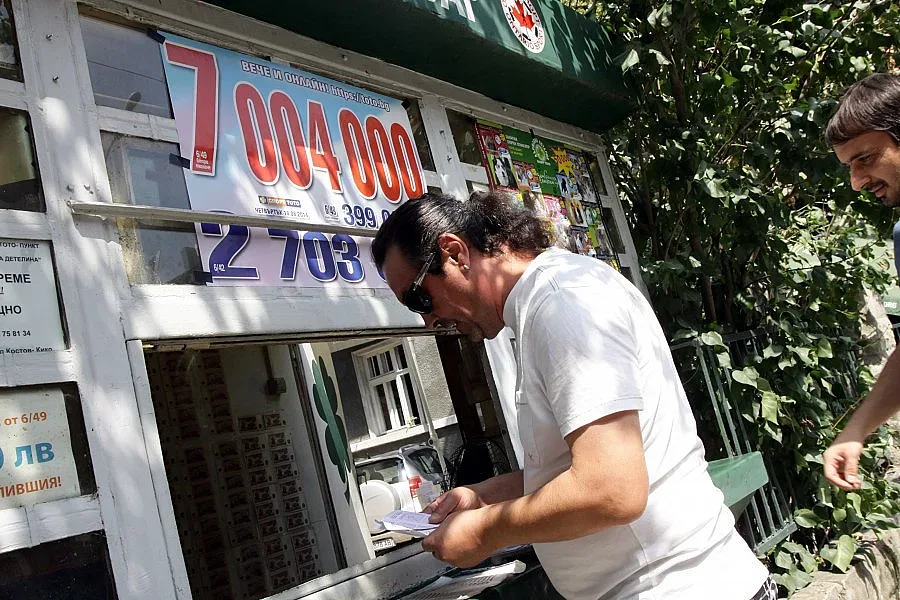 Шефът на тотото с бръмбар в телефона