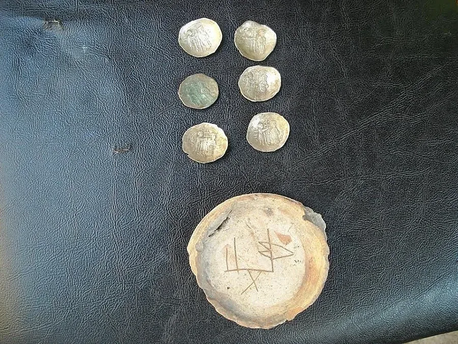 „Родостица" възнагради археолозите със съд с билонови монети