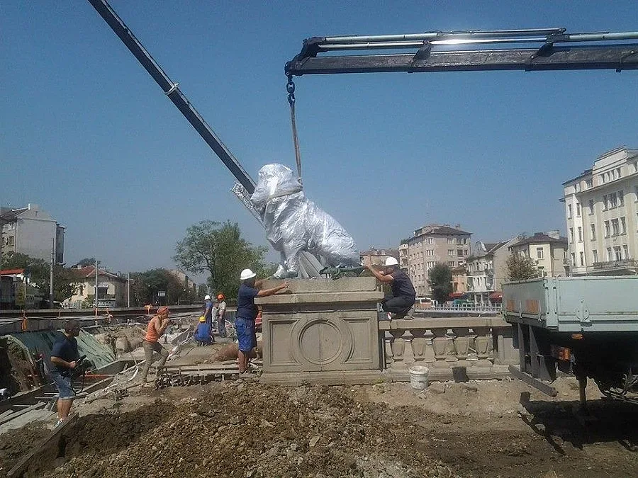  Реставрираха две от фигурите на "Лъвов мост"