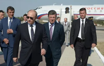 Путин в Крим, Киев не пуска руски конвой (ОБЗОР)