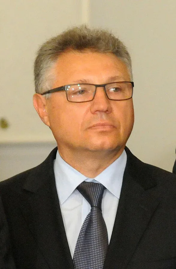 Шаламанов няма да реже заплати