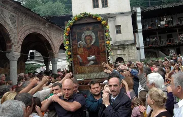 Гвардейци носят Троеручица
