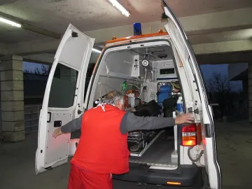 Камион прегази двама, докато сменят гума